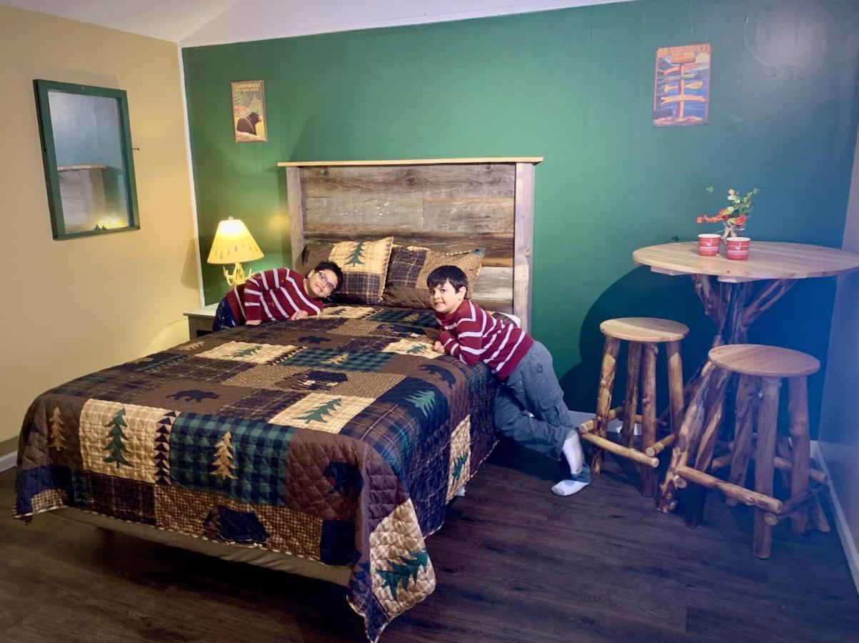 Motel Montreal Lake George Exteriör bild