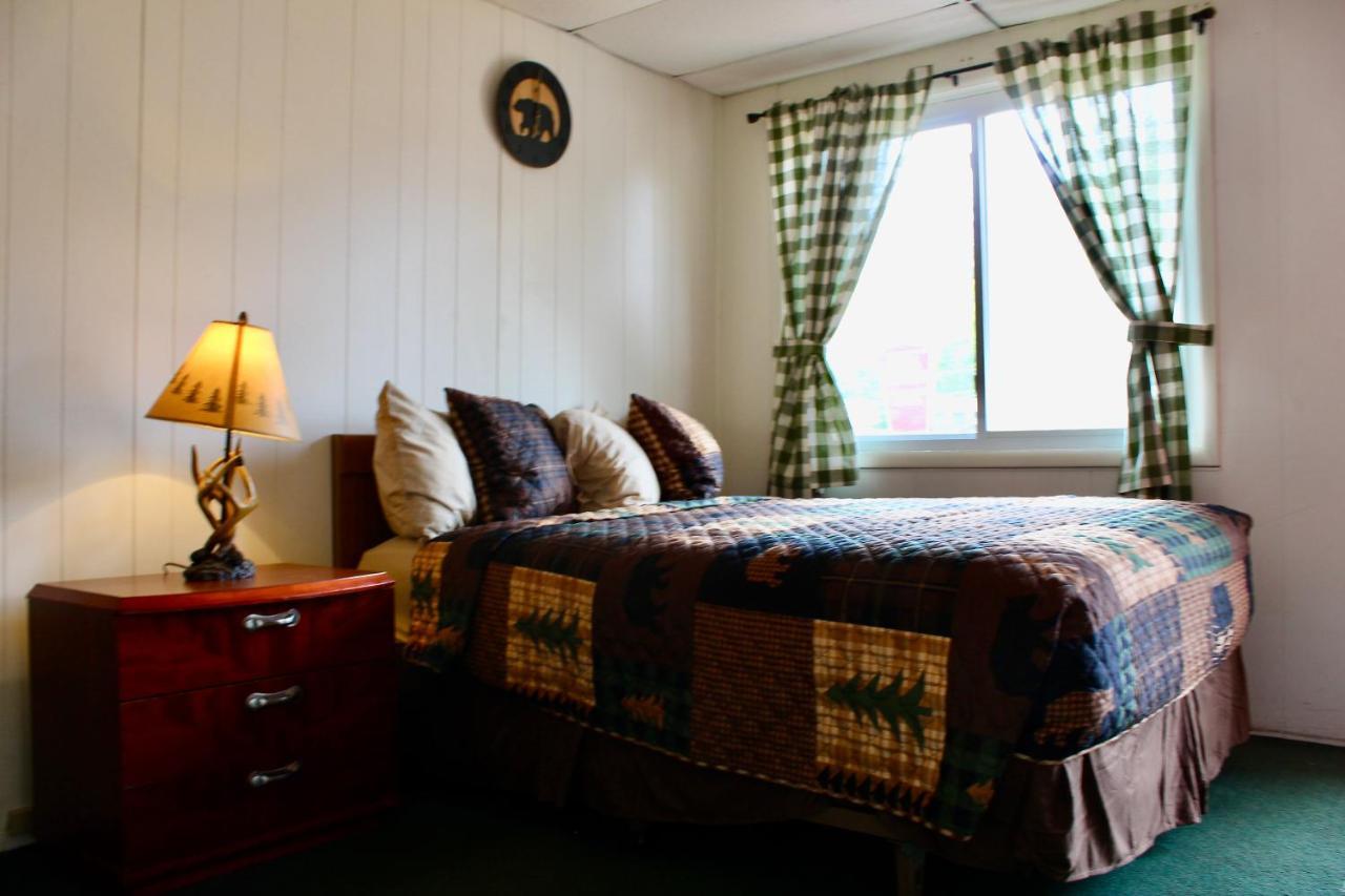 Motel Montreal Lake George Exteriör bild